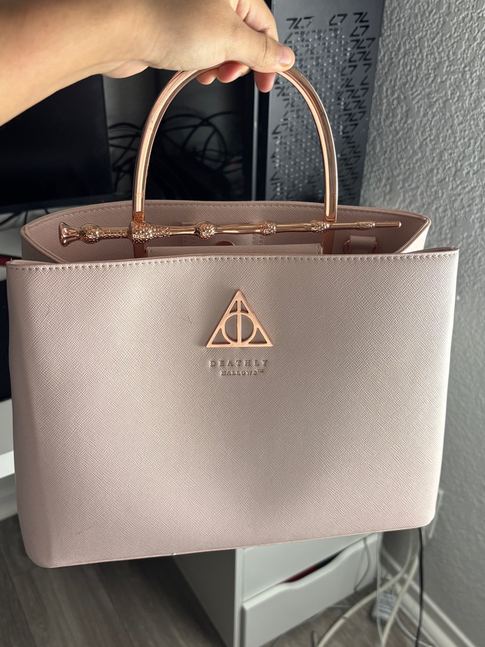 Loungefly Harry potter Deathly Hallows Elder Wand Handbag in Light pink/Rose gld